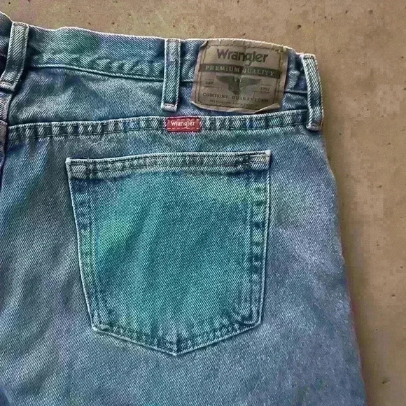 Wrangler Denim Jean Shorts Size 38 Relaxed Fit - Picture 1 of 5
